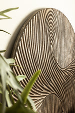 Bruin swirl wandpaneel boven een bank in het interieur