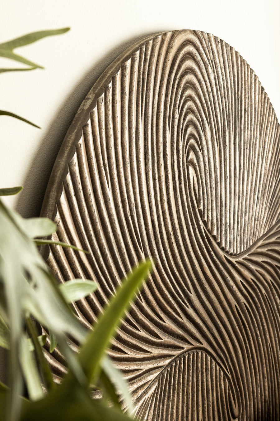 Bruin swirl wandpaneel boven een bank in het interieur