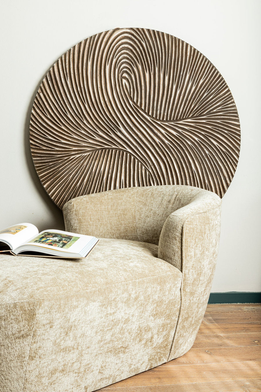 Bruin swirl wandpaneel in een sfeervol interieur