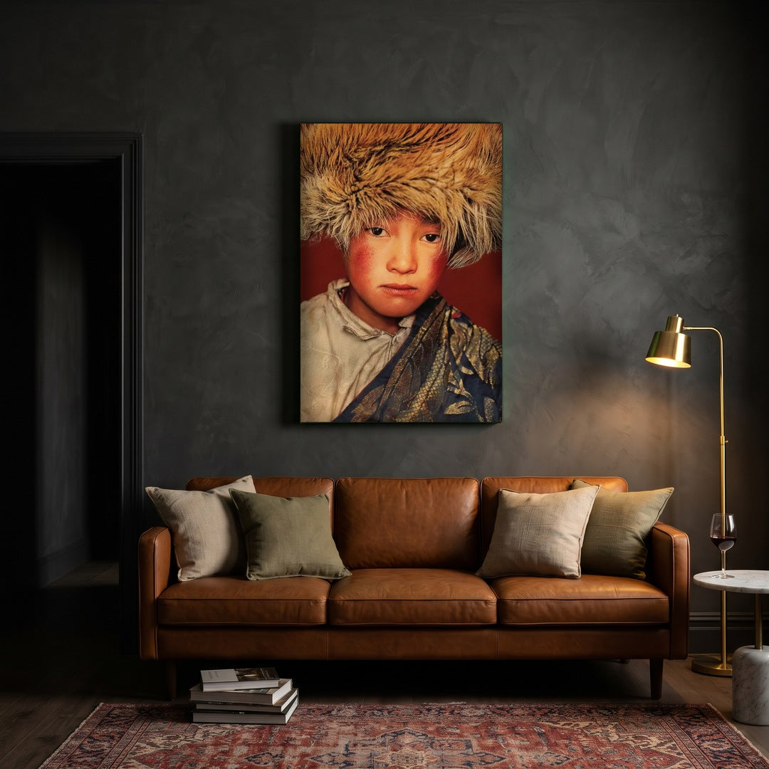 Tibetaanse jongen rood geweven wandpaneel zonder lijst boven cognac leren bank in warme woonkamer