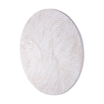 Detail van het handgesneden swirl-reliëf in wit MDF