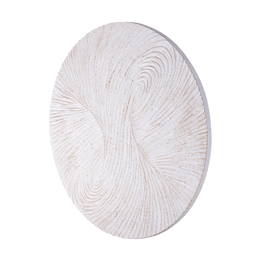 Detail van het handgesneden swirl-reliëf in wit MDF