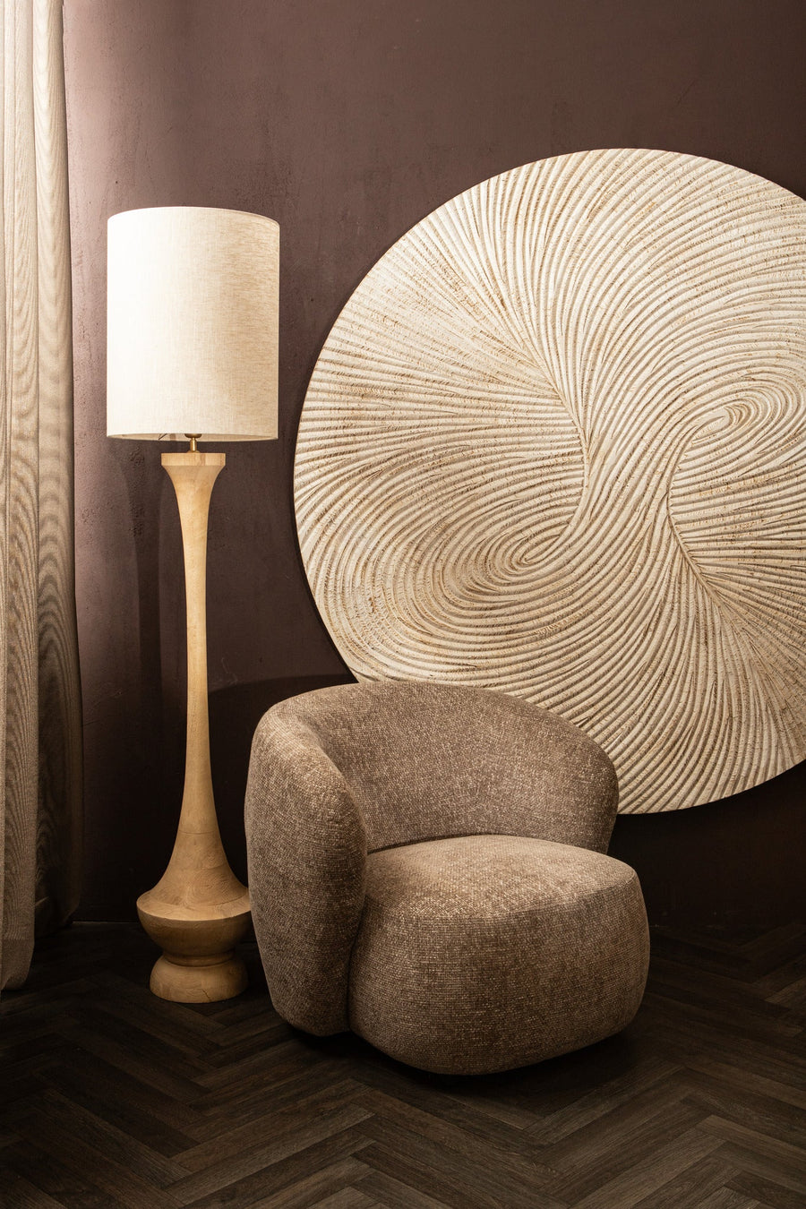 Wit swirl wandpaneel in een sfeervol interieur