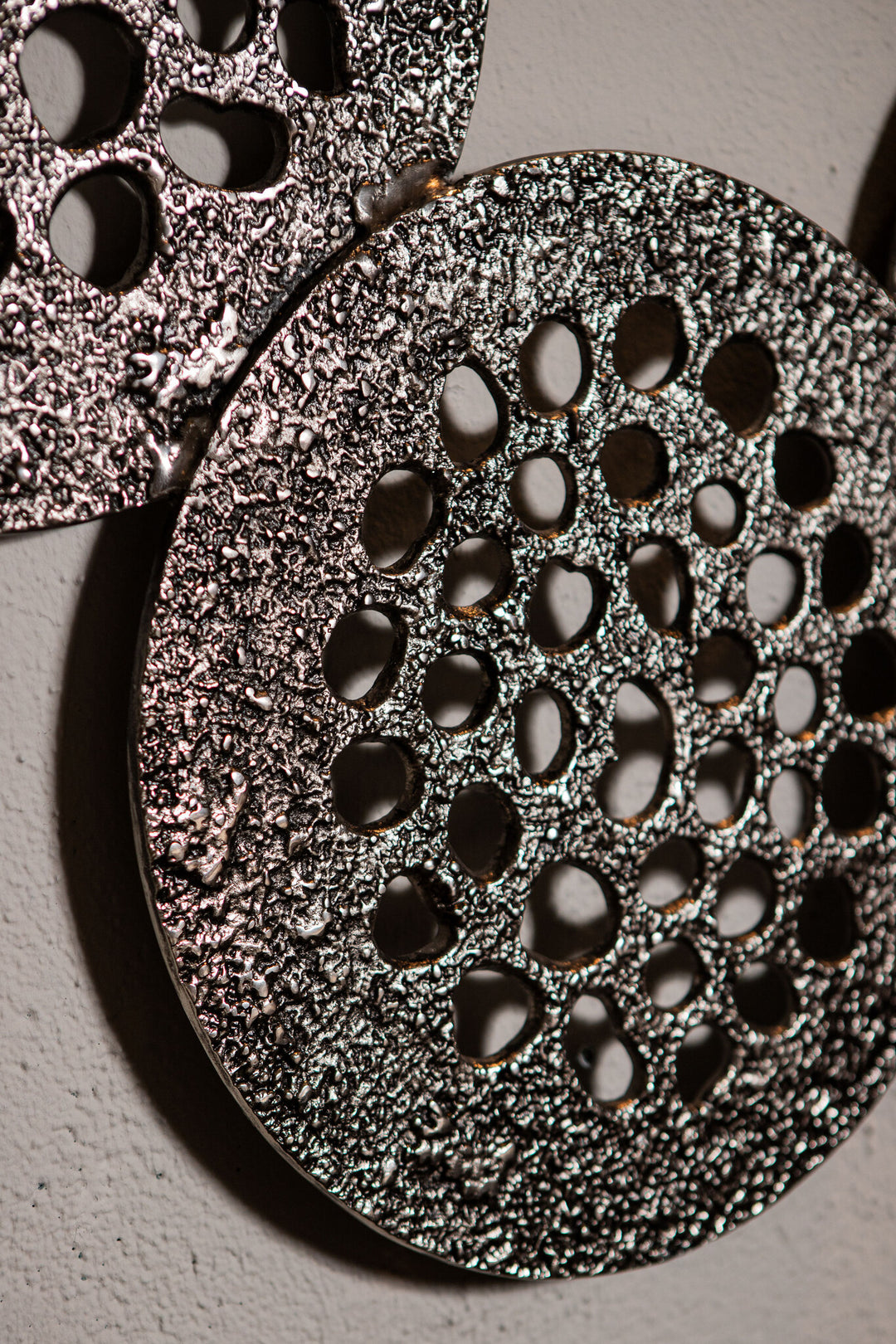 Metalen wandpaneel Geoffe XL zilver aluminium rond patroon