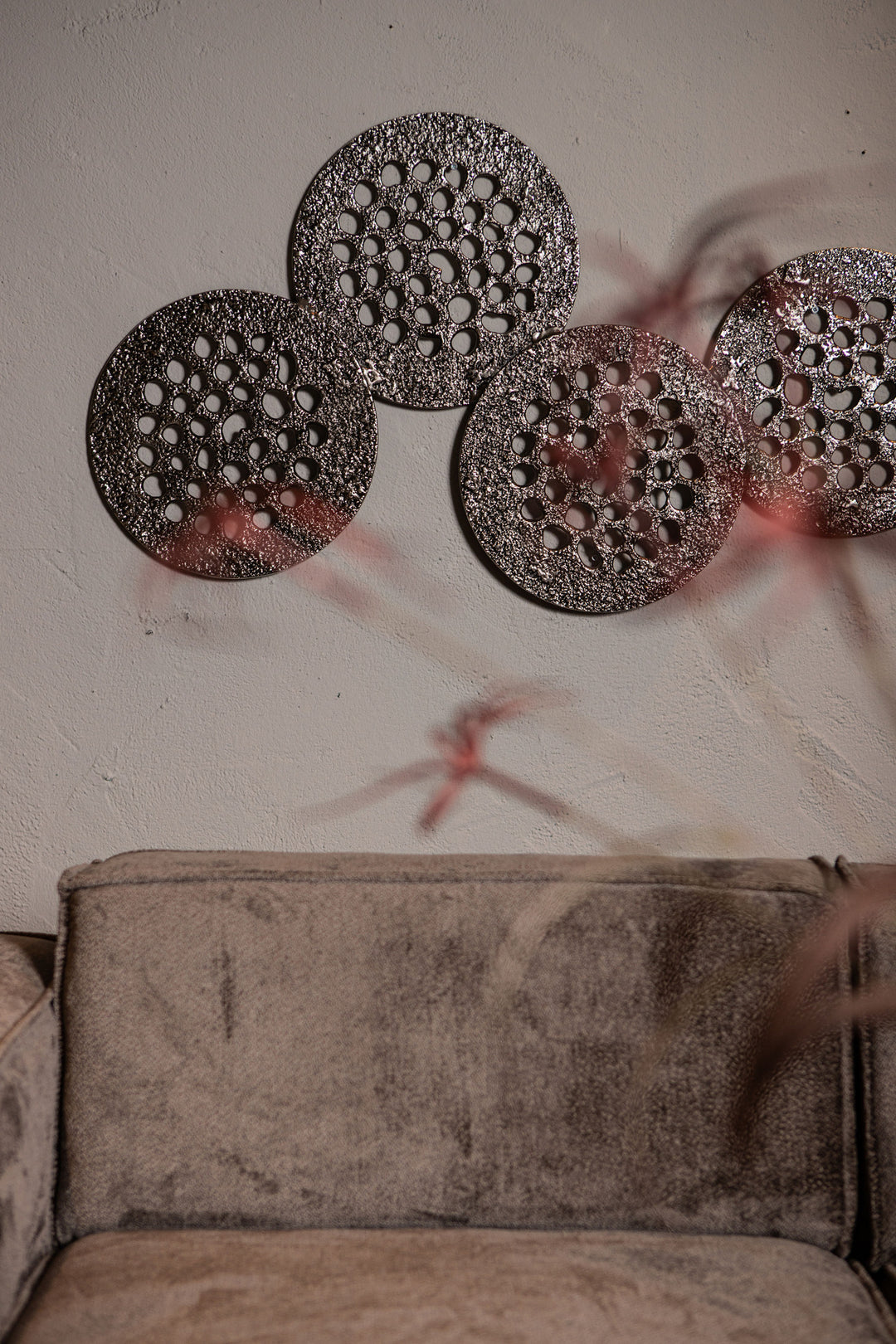 Metalen wandpaneel Geoffe XL zilver aluminium rond patroon