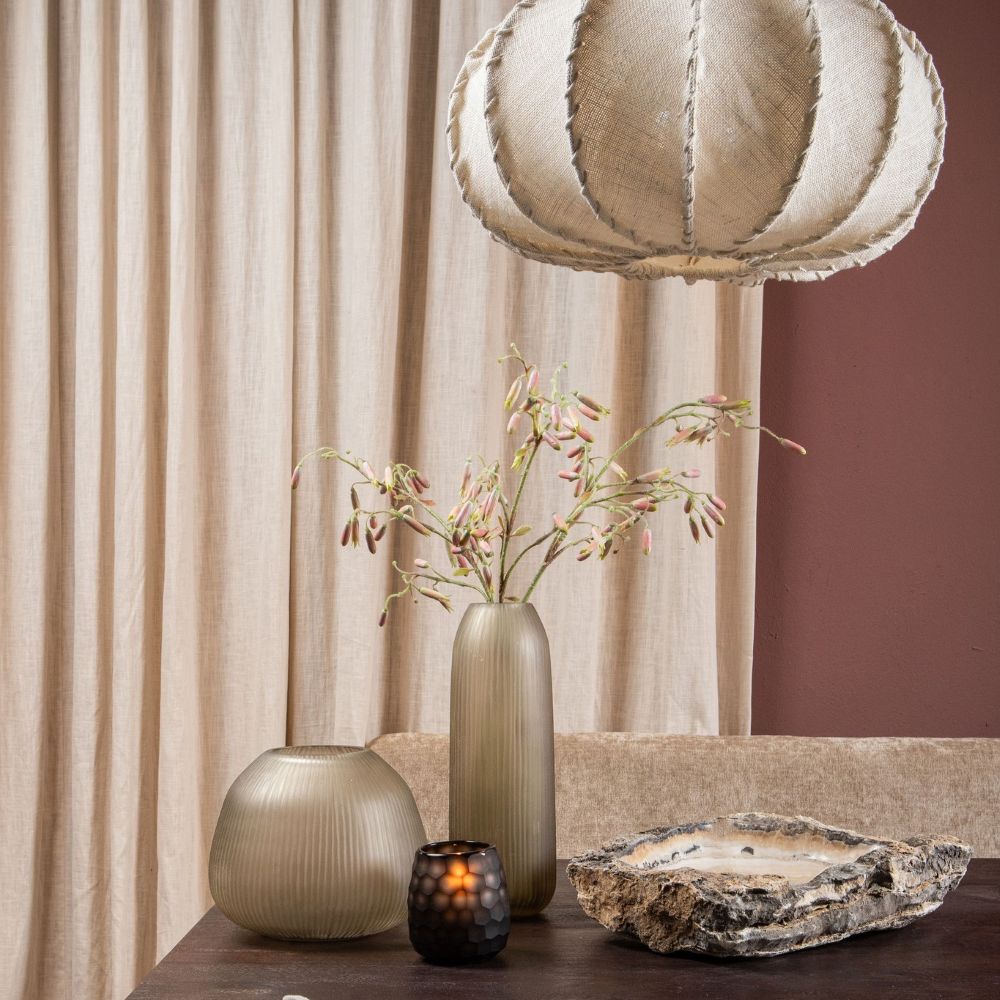 Jute hanglamp rond boven de eettafel in een natuurlijk interieur