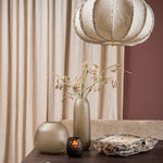 Jute hanglamp rond boven de eettafel in een natuurlijk interieur