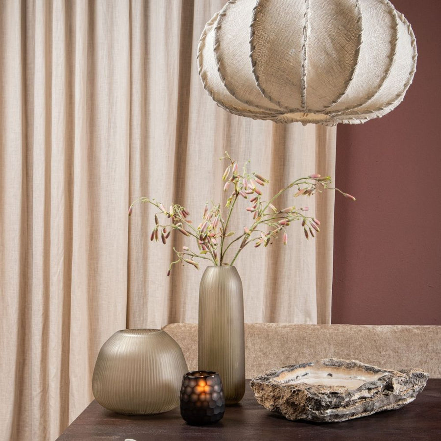 Jute hanglamp rond boven de eettafel in een natuurlijk interieur