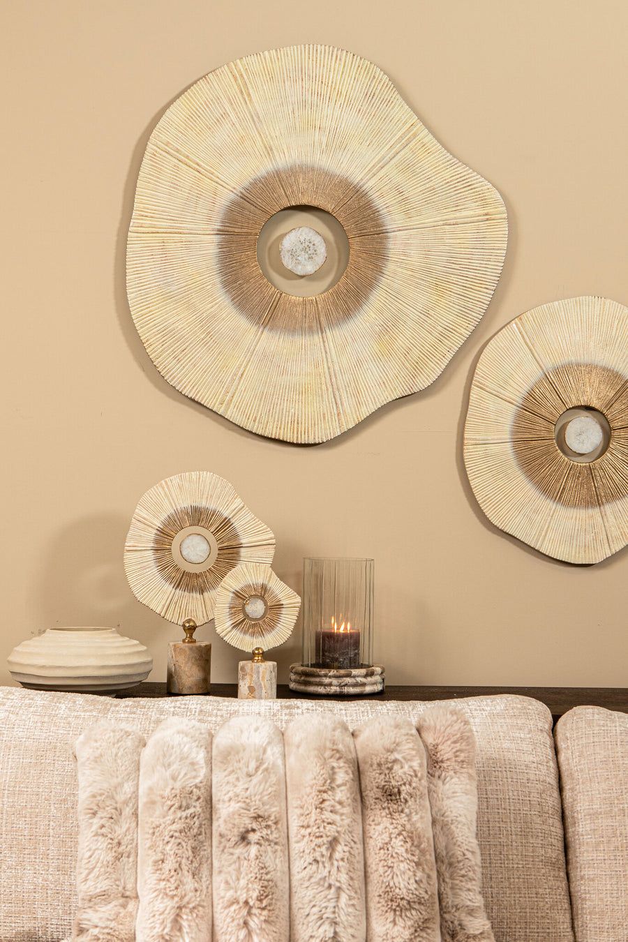 Groot Organisch Wandpaneel Aluminium Beige met Steen 87 cm – PTMD Rella L