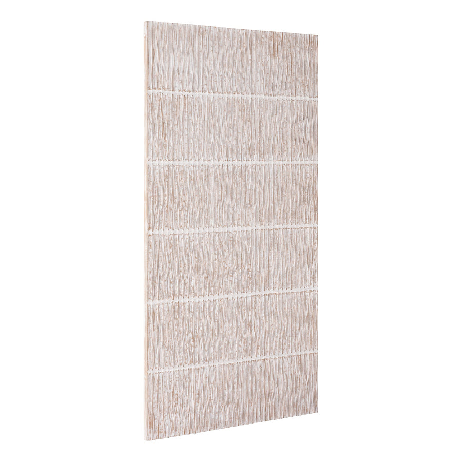 Wit houten wandpaneel met golvende strepen in het interieur