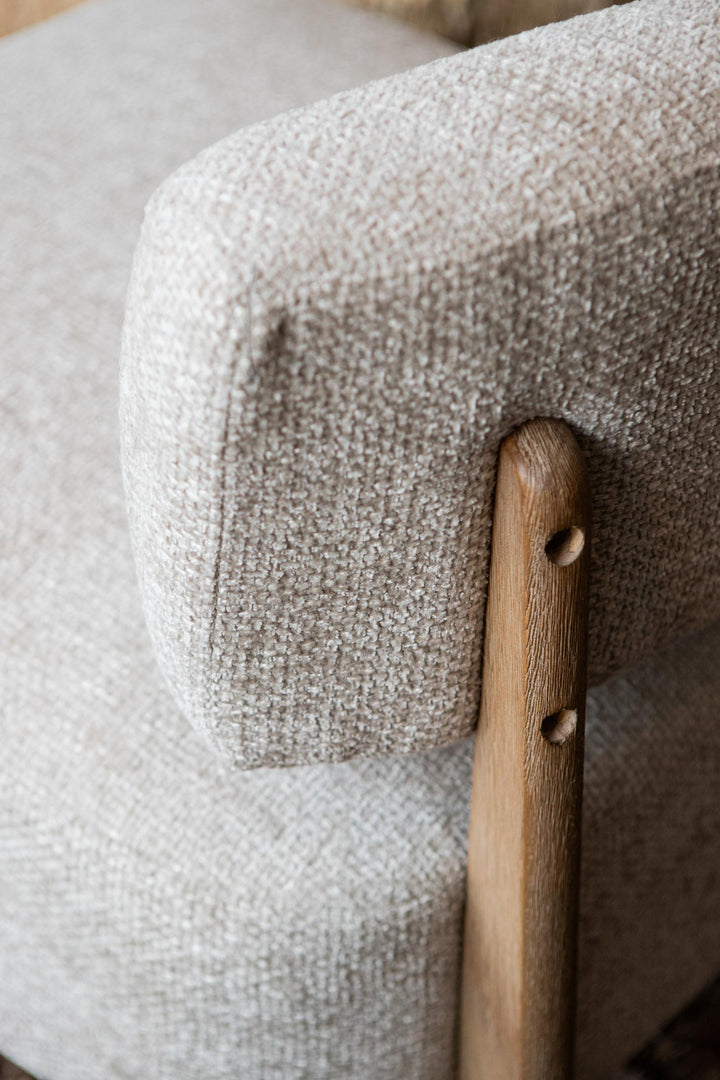 Vale Fauteuil – Moderne Stoffen Fauteuil met Rubberwood Poten Taupe