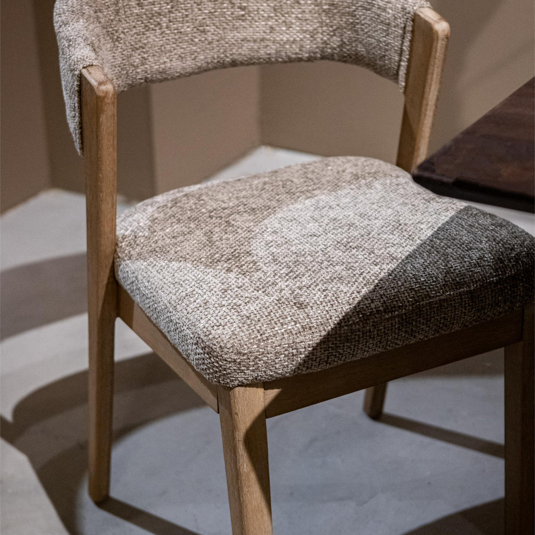 Kael Eetkamerstoel – Stoffen Stoel met Rubberwood Poten Taupe