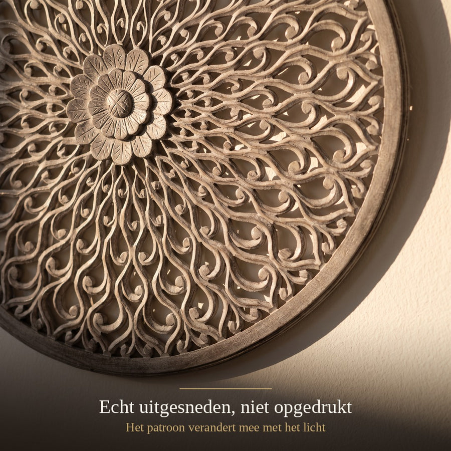 Detail Vane wandpaneel – echt uitgesneden houtsnijwerk met schaduw op de muur