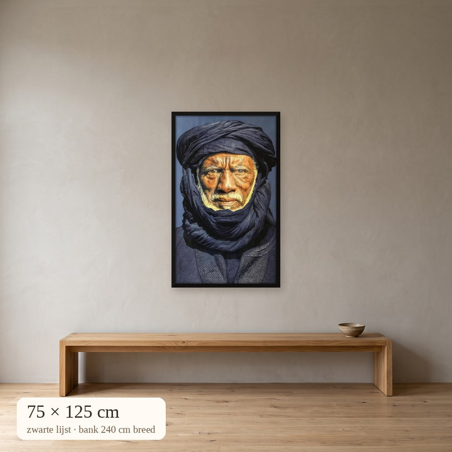 Tuareg man blauw gobelin 75x125 cm met zwarte lijst boven bank van 240 cm