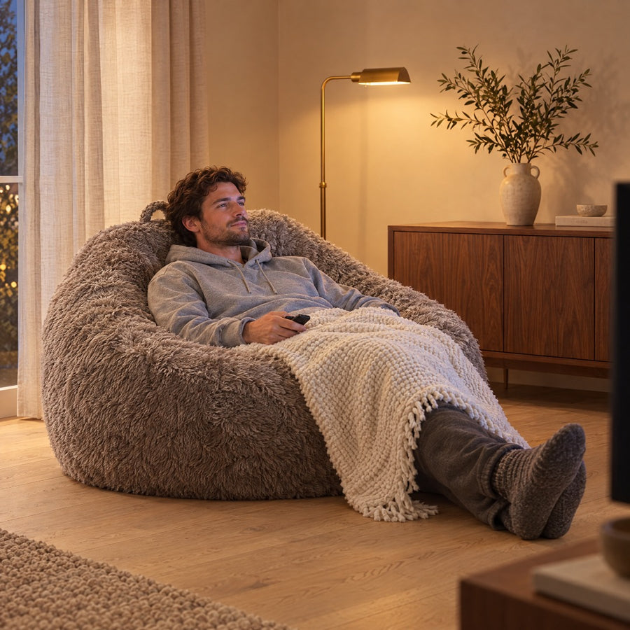 Elsa fluffy lounge stoel L in Taupe met persoon