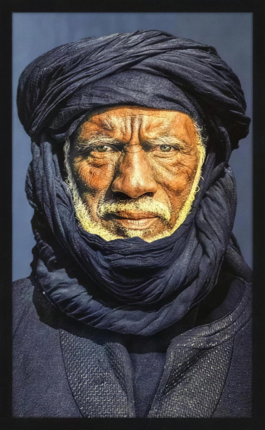 Tuareg man blauw geweven gobelin met zwarte lijst – productfoto