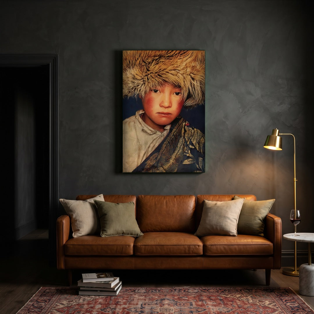 Tibetaanse jongen blauw geweven wandpaneel zonder lijst boven cognac leren bank in warme woonkamer