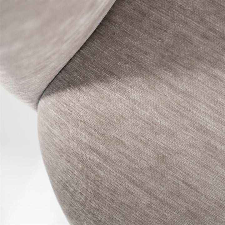 Stoel Esmee met armleuning – polyester & metaal beige mellow