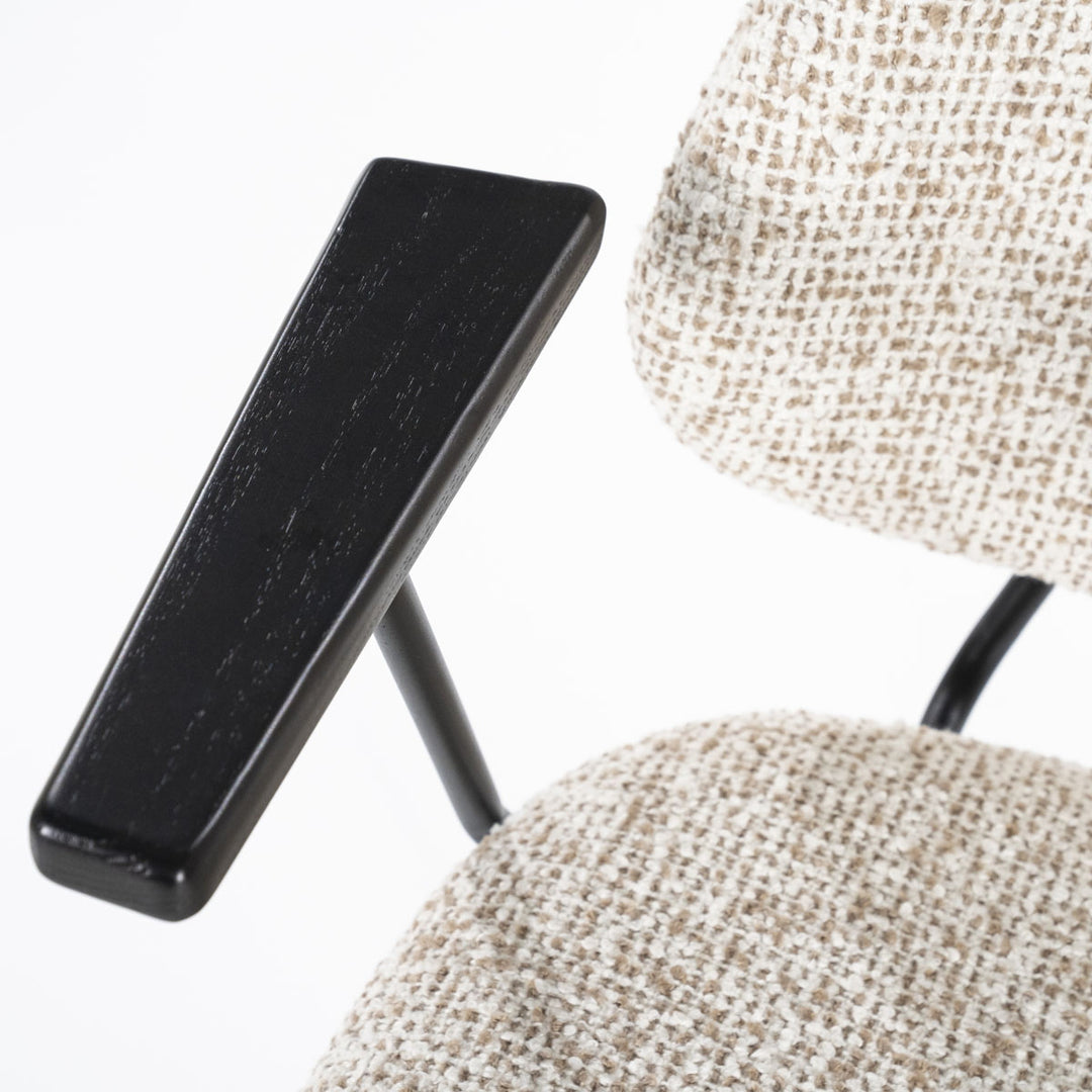 Stoel Jon met armleuning – stof & metaal beige maywood