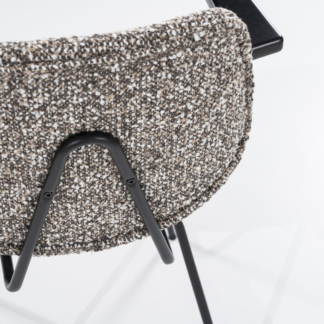 Stoel Jon met armleuning – stof & metaal taupe maywood