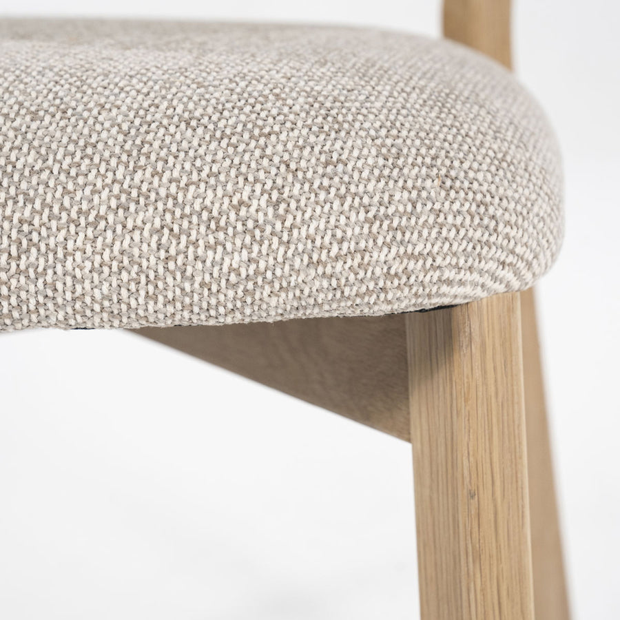 Stoel Mikky – stof & eikenhout naturel taupe moon