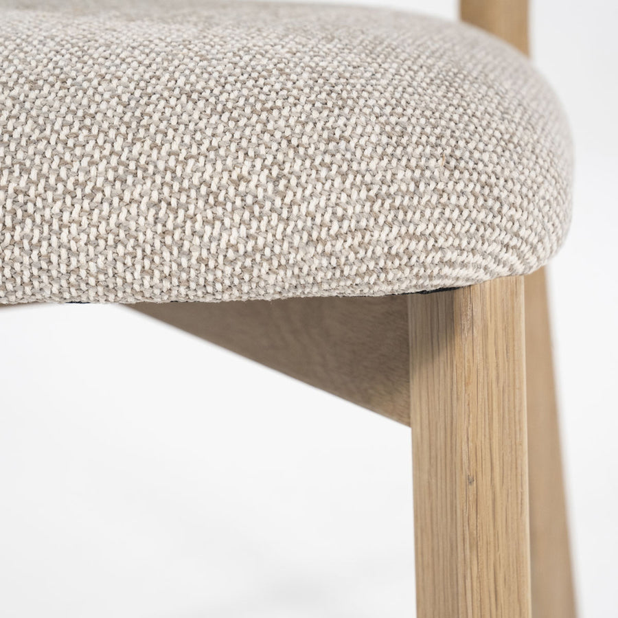 Stoel Mikky – stof & eikenhout naturel taupe moon