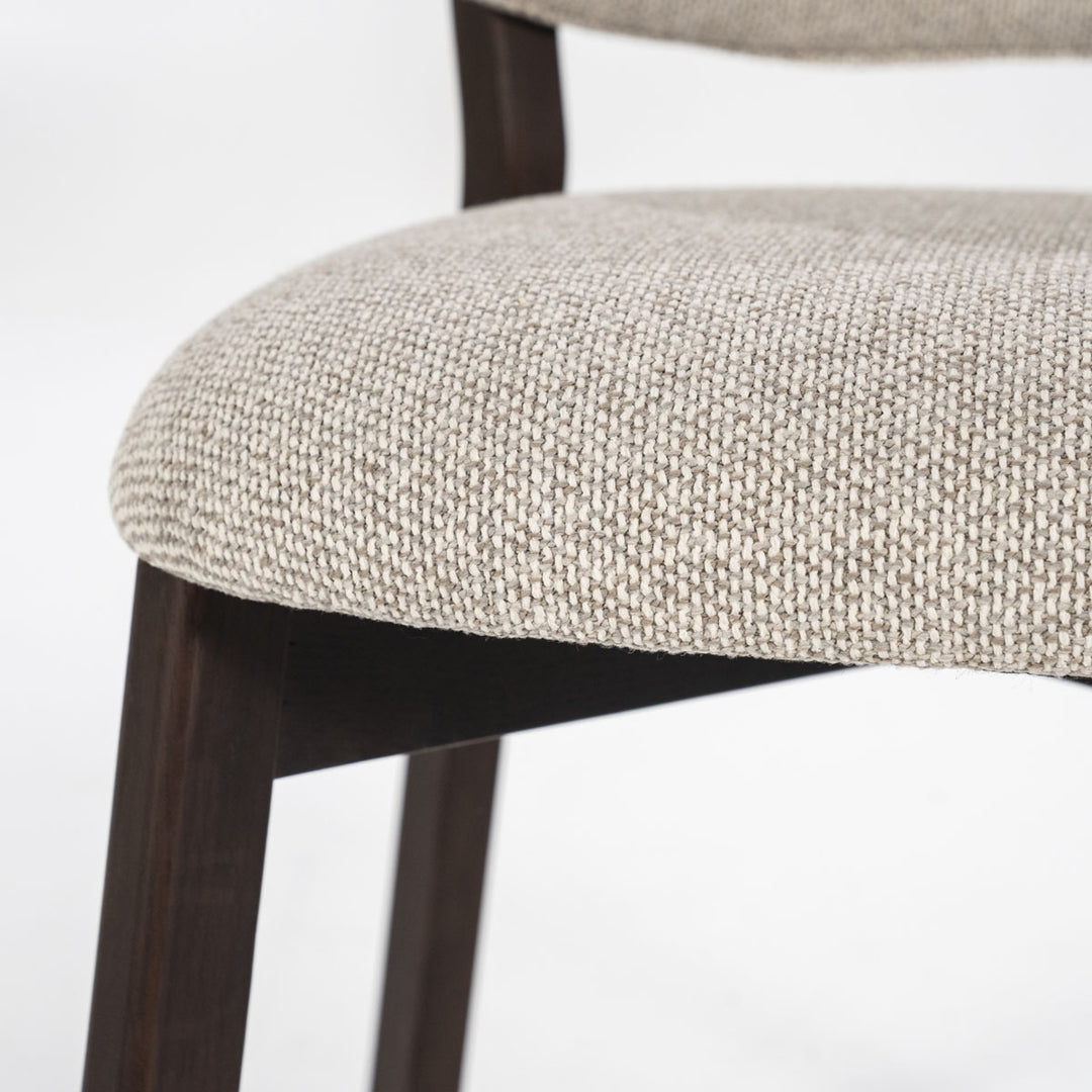 Stoel Mikky – stof & eikenhout bruin taupe moon