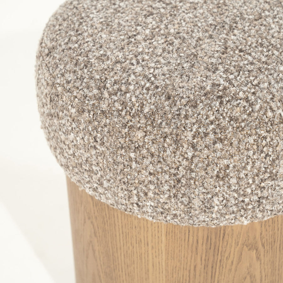 Poef George – stof & hout taupe flou