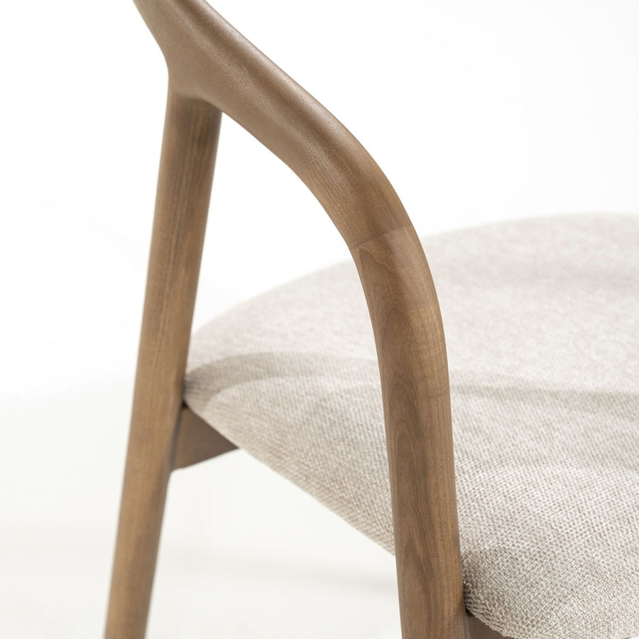 Stoel Rayven – essenhout & stof lichtbruin