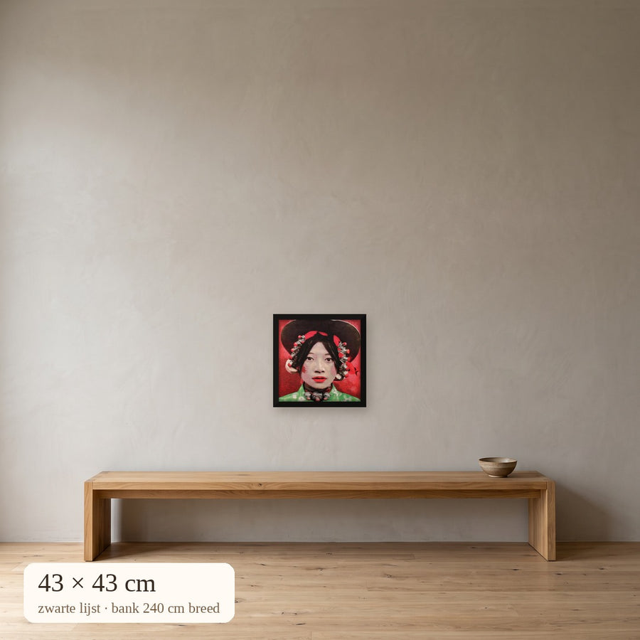 Tibetaans meisje gobelin 43x43 cm met zwarte lijst boven bank van 240 cm