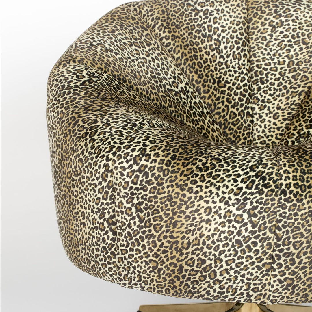 Bold Monkey Loungestoel met Panterprint – Fluwelen Draaifauteuil Design