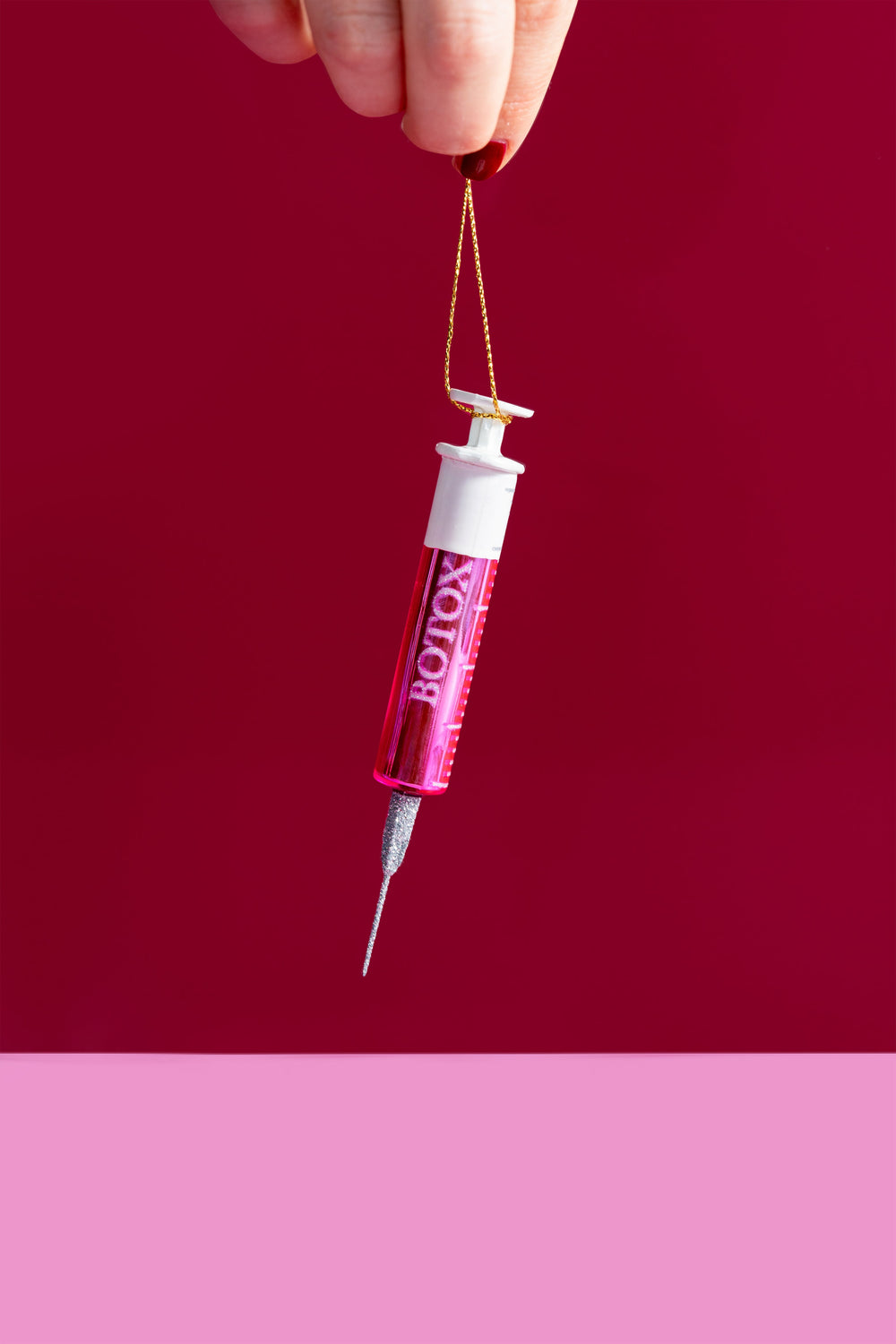 Kerstornament botox injectie in de kerstboom