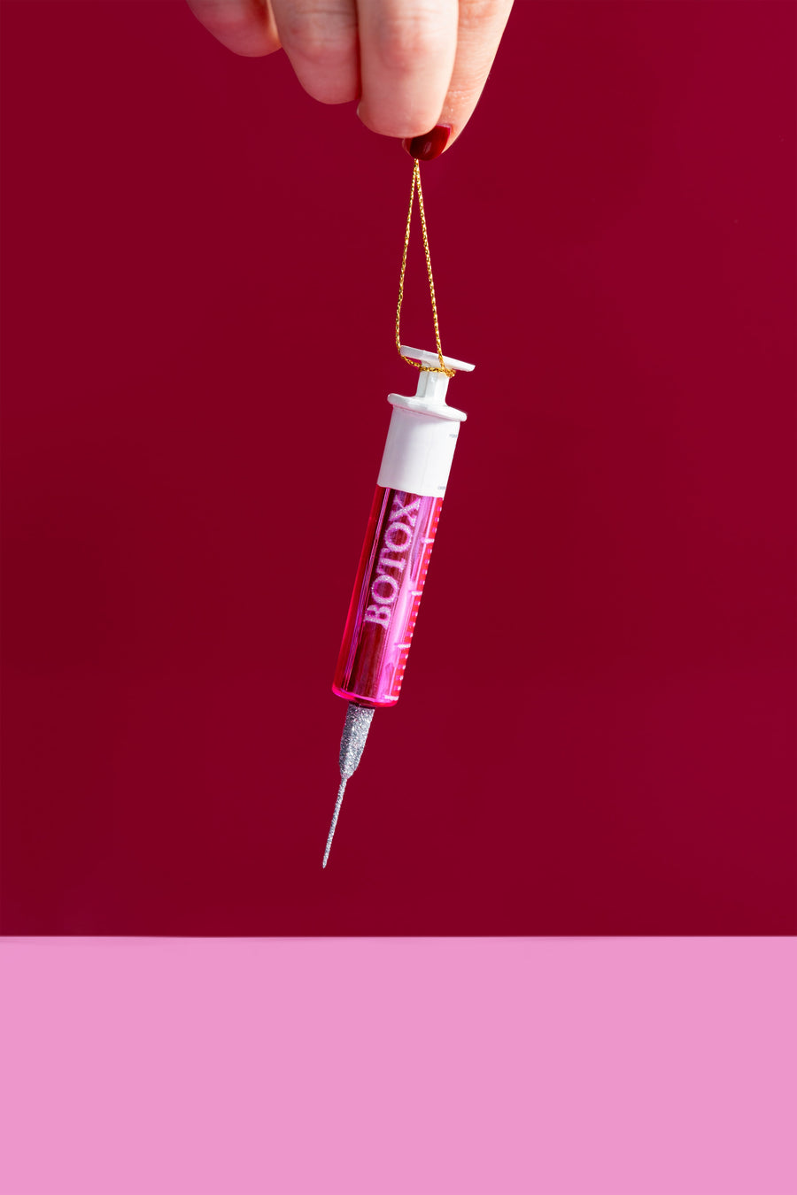 Kerstornament botox injectie in de kerstboom