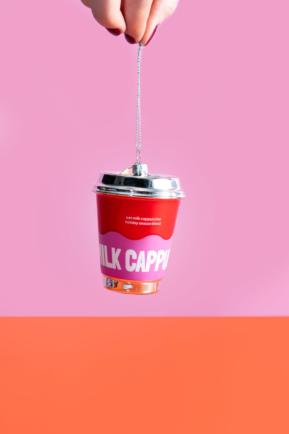 Kerstornament cappuccino to go in de kerstboom