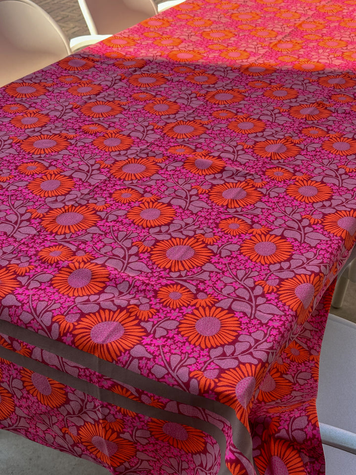 Kleurrijk gebloemd tafelkleed