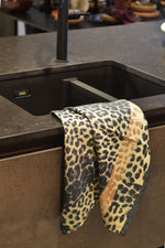 Leopard theedoek zwart zand in de keuken