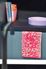 Roze keukenhanddoek met luipaarddessin in de keuken