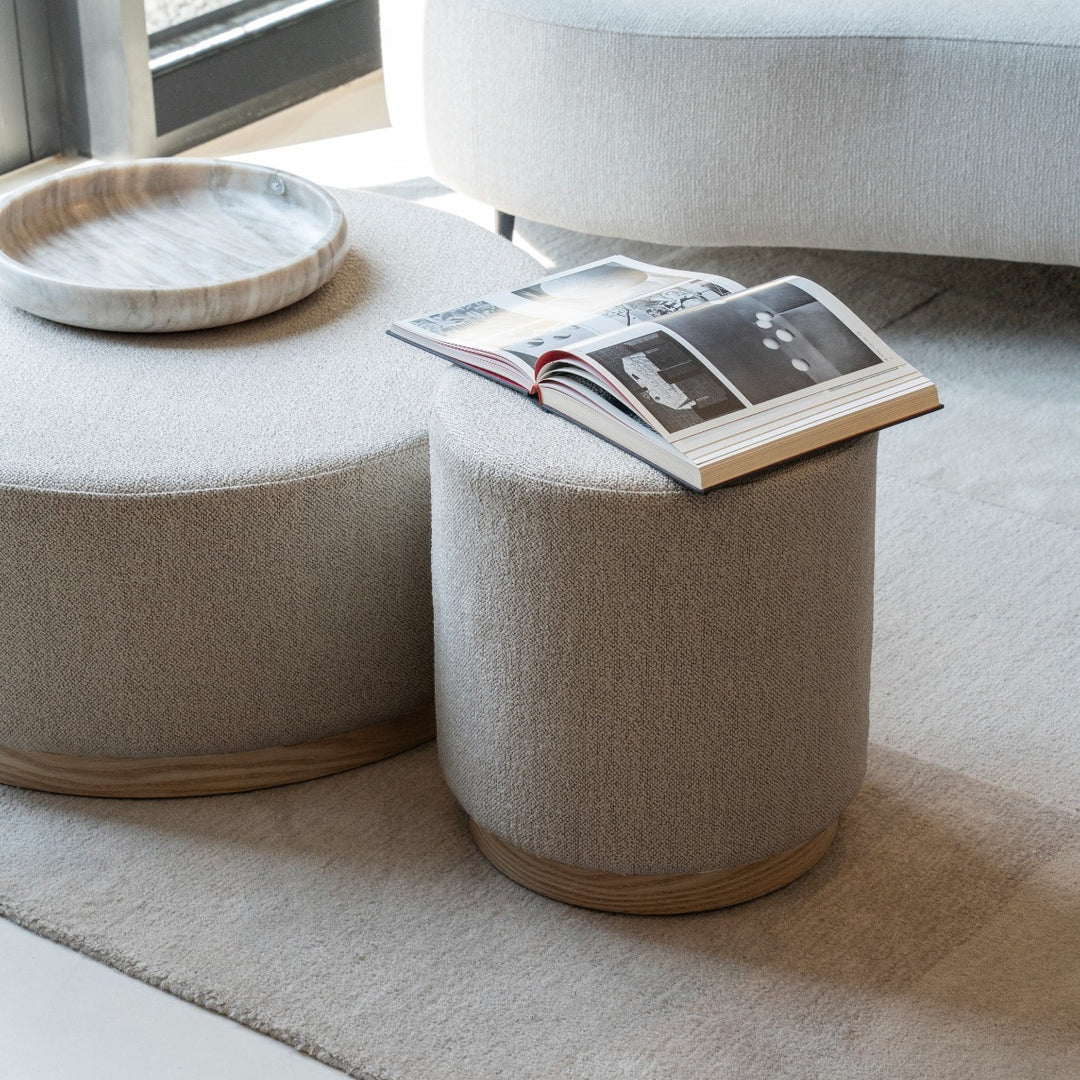 Poef Avah – stof & dennenhout fineer taupe mantz small