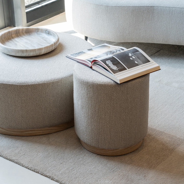 Poef Avah – stof & dennenhout fineer taupe mantz small