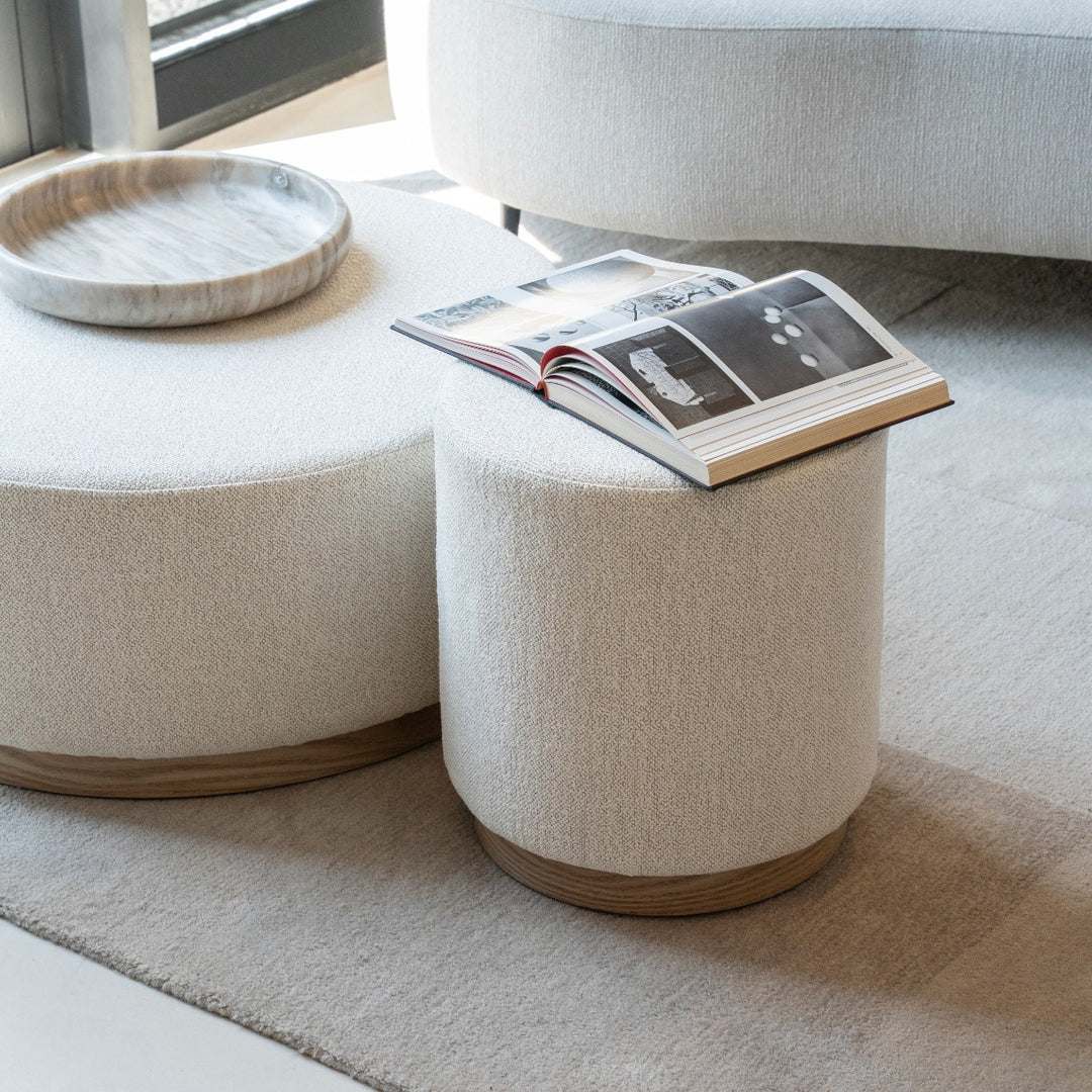 Poef Avah – stof & dennenhout fineer beige mantz small