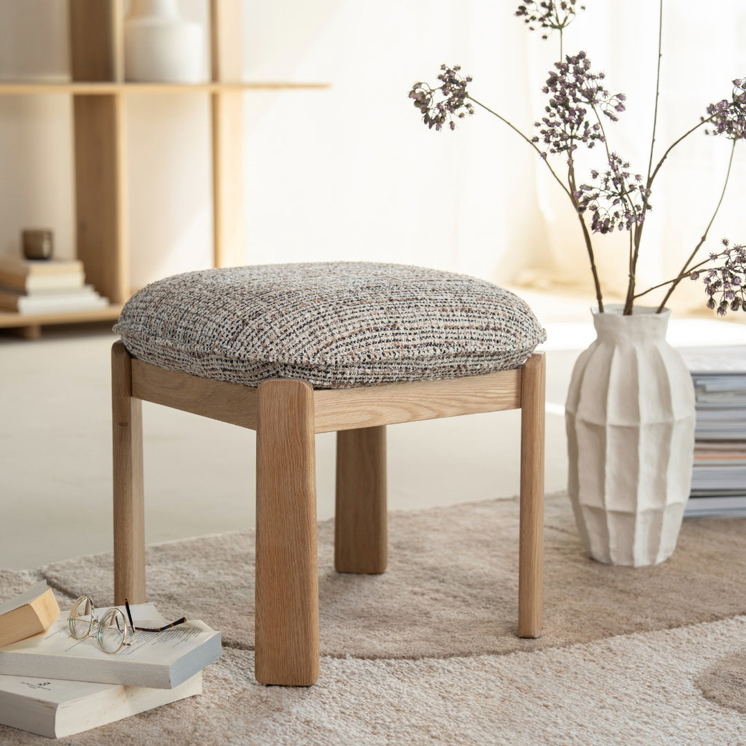Kruk Lottie – stof & hout taupe nori
