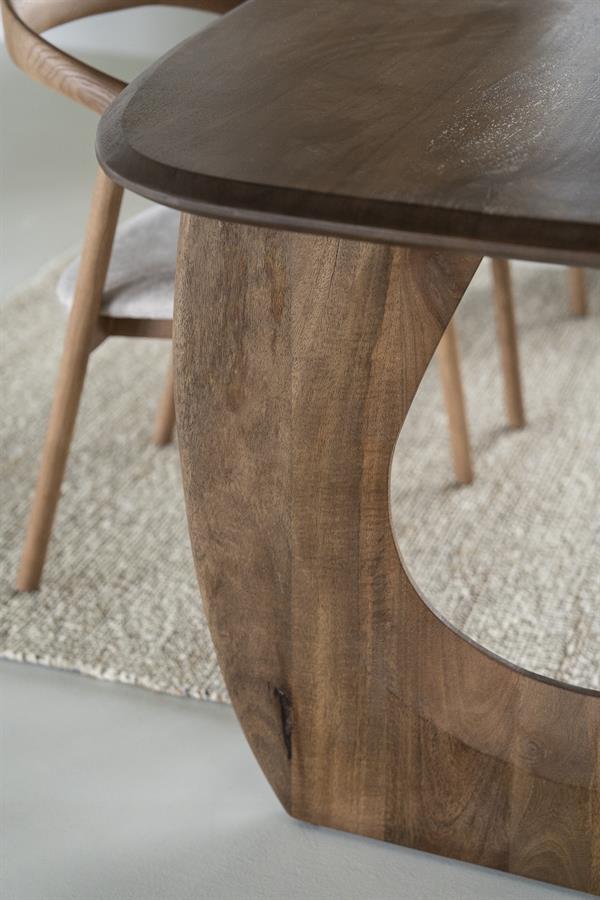 Eettafel Phoebe sfeerbeeld met stoelen