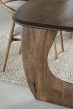 Eettafel Phoebe sfeerbeeld met stoelen