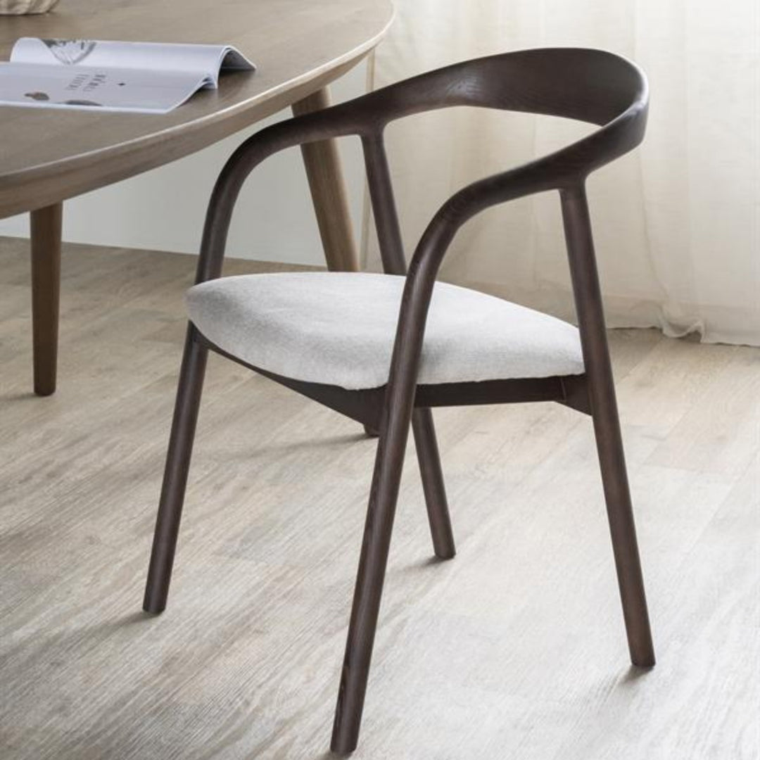 Stoel Rayven – essenhout & stof bruin