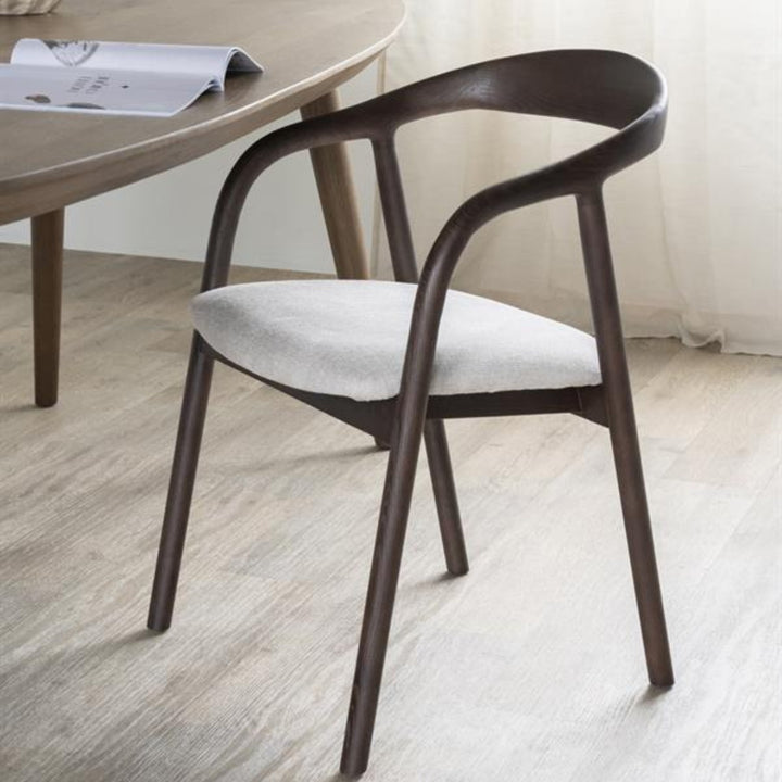 Stoel Rayven – essenhout & stof bruin