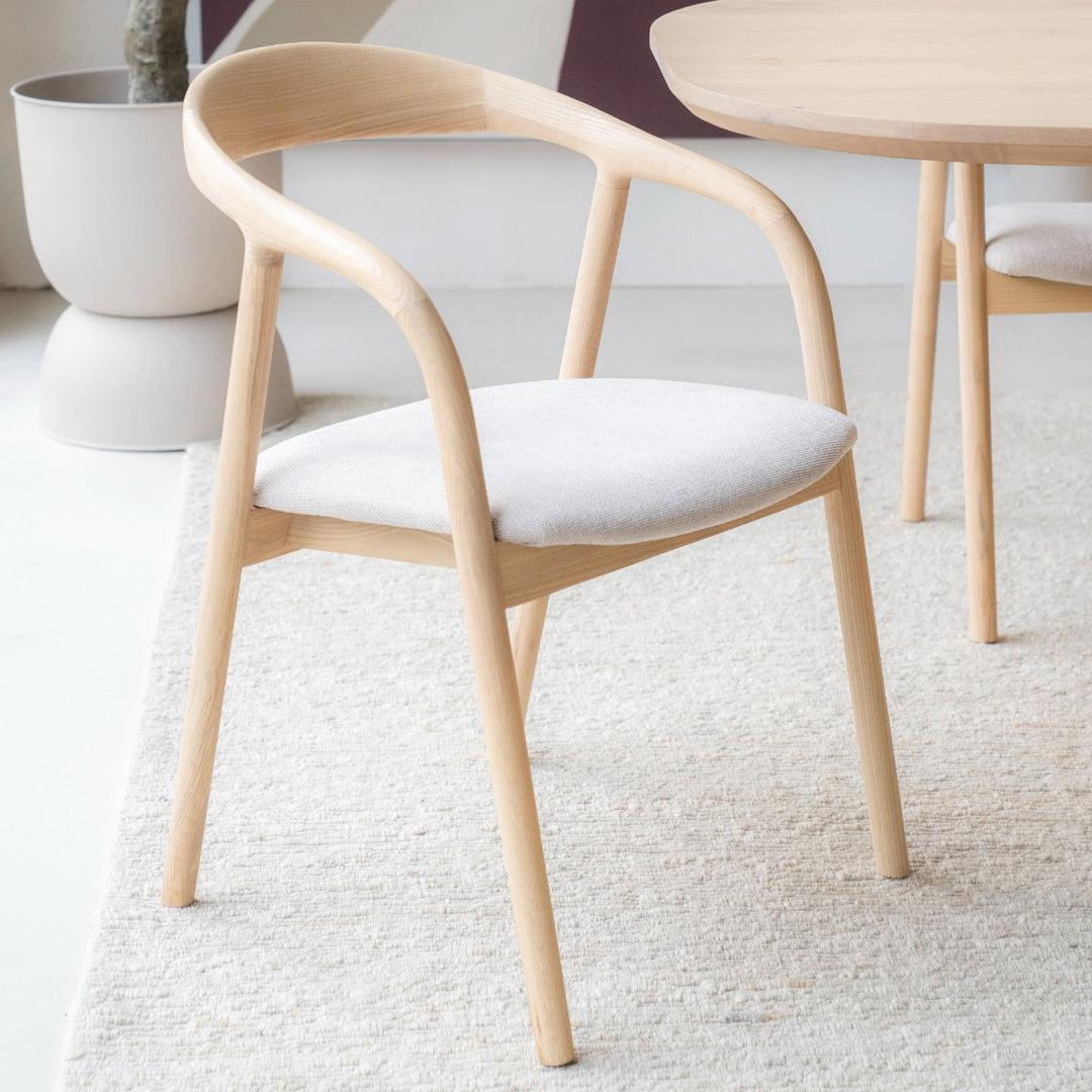 Stoel Rayven – essenhout & stof naturel