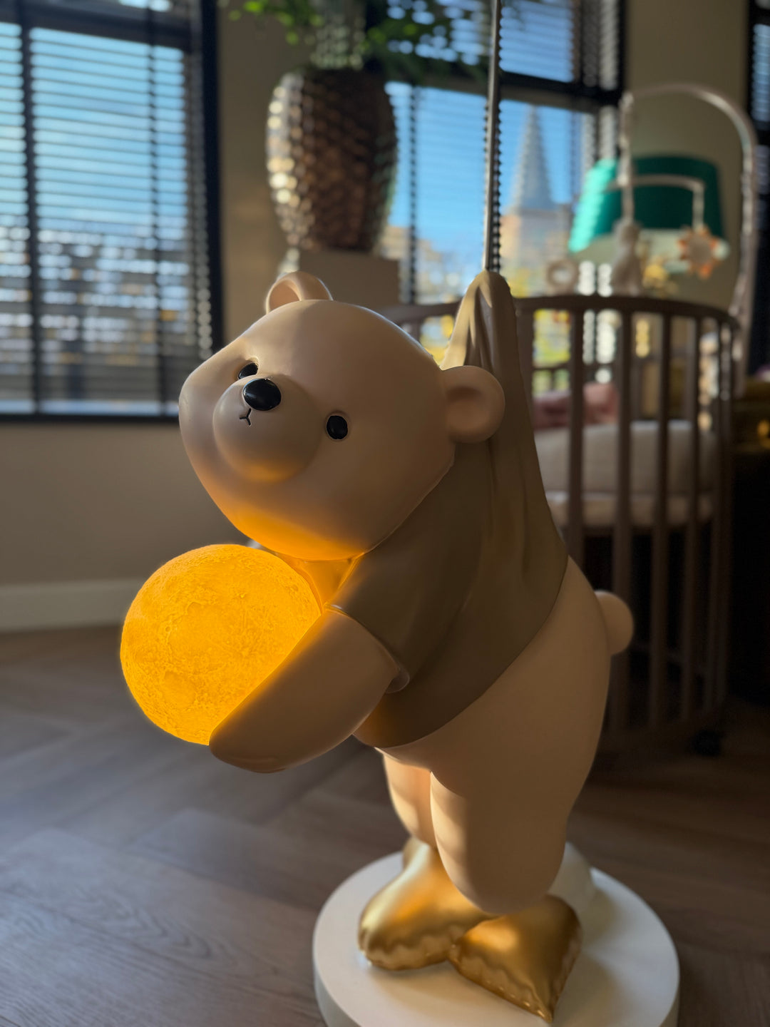 Baby Beer met Lichtgevende Maan – Luxe Decorlamp 135 cm