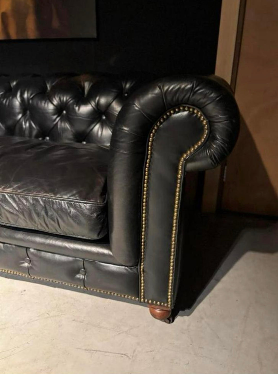 Chesterfield Bank 2.40 breed Zwart generfd leer izgs