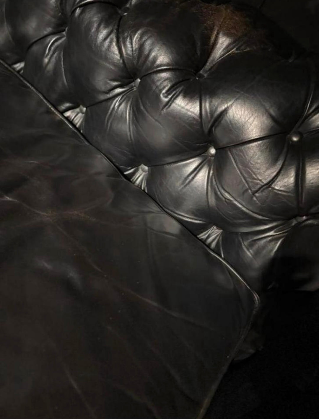 Chesterfield Bank 2.40 breed Zwart generfd leer izgs