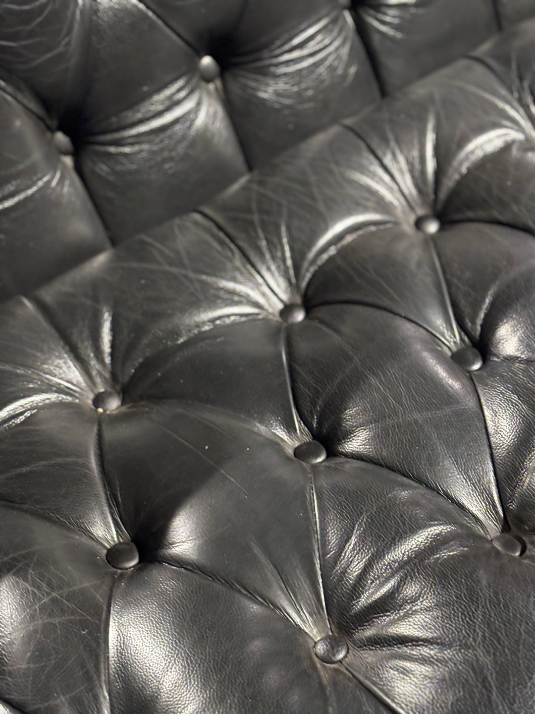 Engelse Chesterfield Bank Buttonseat 2.50 breed Zgan